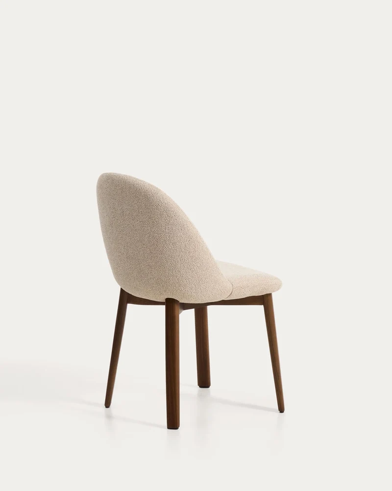 Stuhl Meila mit beiger Chenille und Beinen aus massivem Eschenholz mit Nussbaumfinish