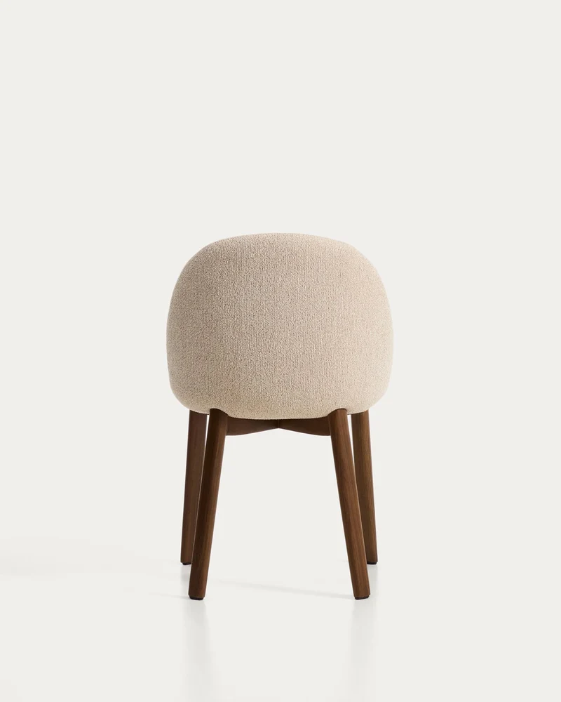 Stuhl Meila mit beiger Chenille und Beinen aus massivem Eschenholz mit Nussbaumfinish