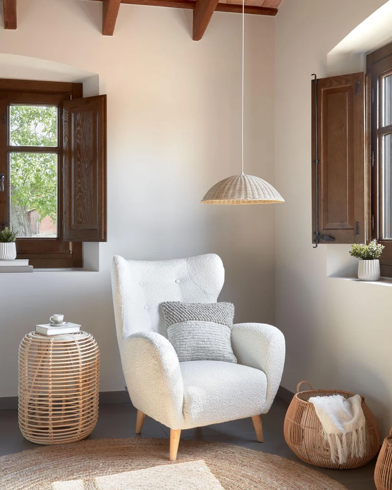 Patio Sessel mit Bouclé-Polsterung in Weiss und Beinen aus massivem Buchenholz natur FSC Mi