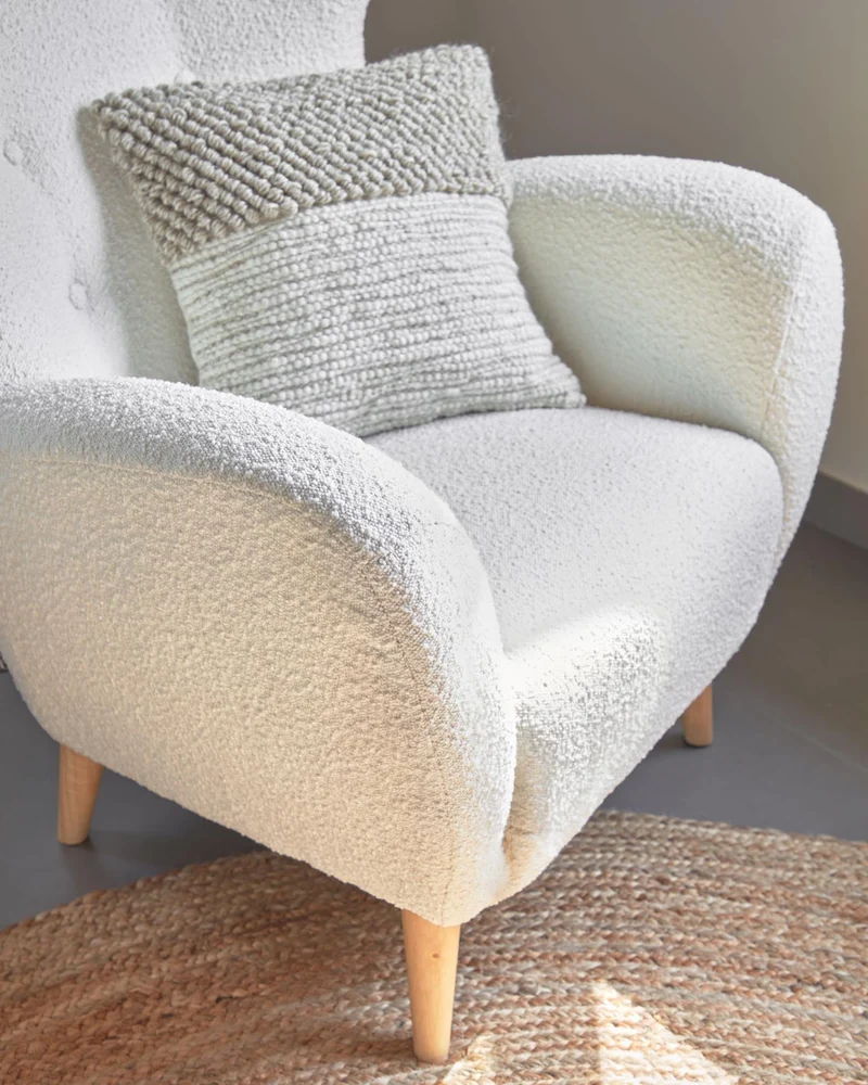 Patio Sessel mit Bouclé-Polsterung in Weiss und Beinen aus massivem Buchenholz natur FSC Mi