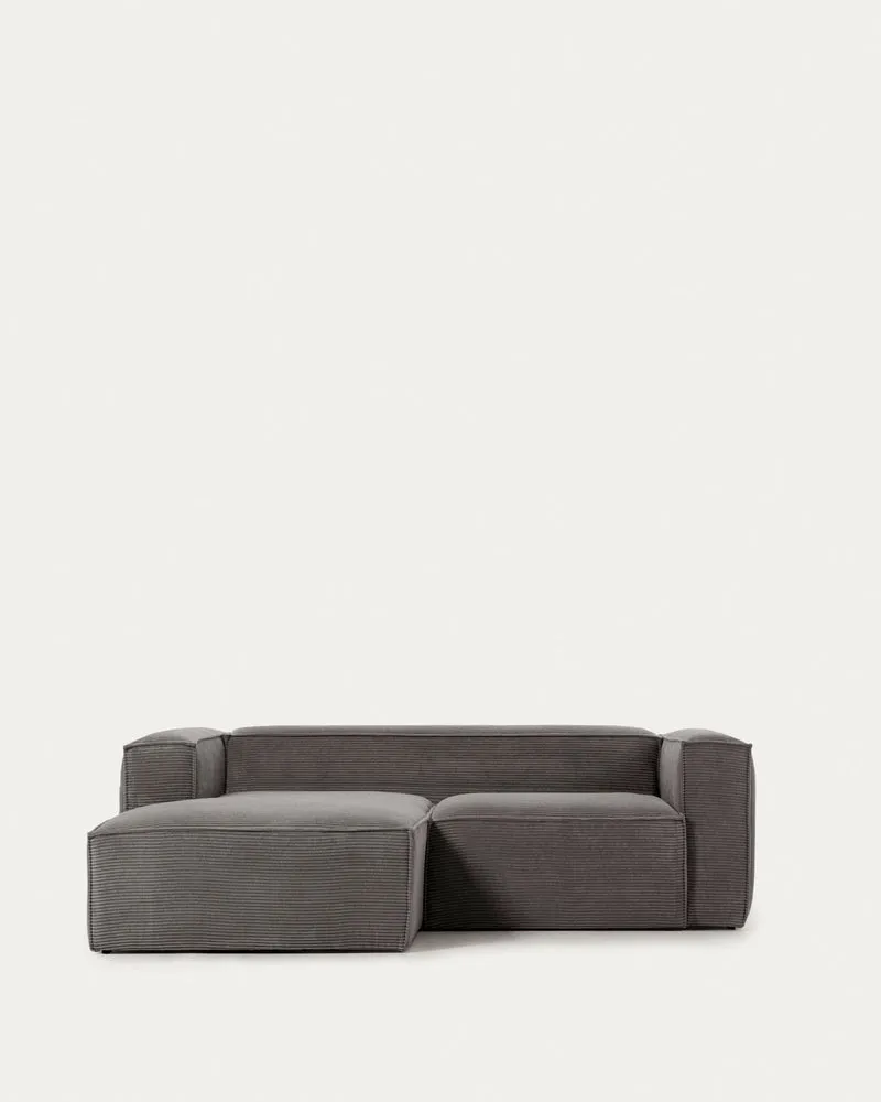 2-Sitzer-Sofa Blok mit dickem, grauen Cord und Chaiselongue links 240 cm FSC Mix Credit