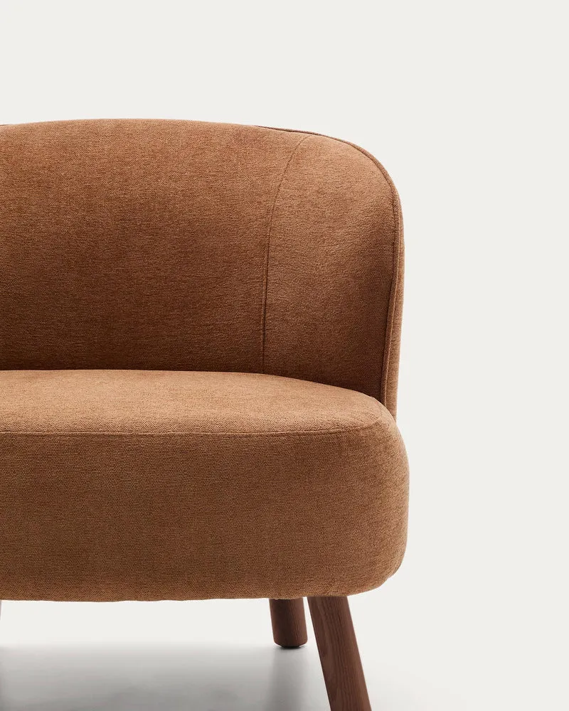 Sessel Ulit aus terrakottafarbener Chenille mit Beinen aus massivem Eschenholz mit Nussbau