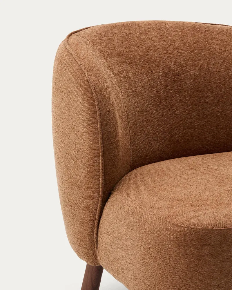 Sessel Ulit aus terrakottafarbener Chenille mit Beinen aus massivem Eschenholz mit Nussbau