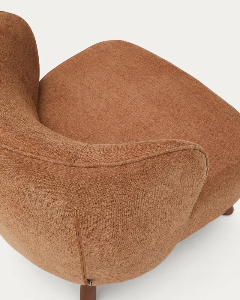 Sessel Ulit aus terrakottafarbener Chenille mit Beinen aus massivem Eschenholz mit Nussbau
