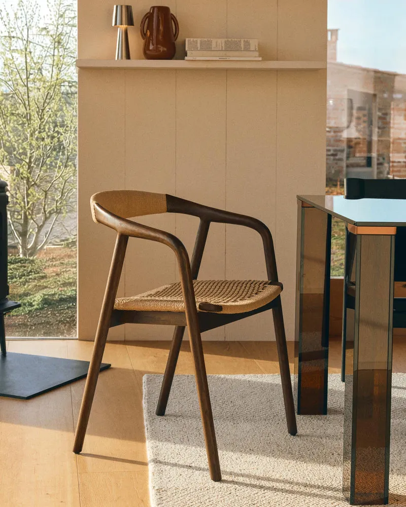 Stuhl Derile aus massivem Eichenholz mit Nussbaum-Finish und beigem Papierseil FSC Mix Cre