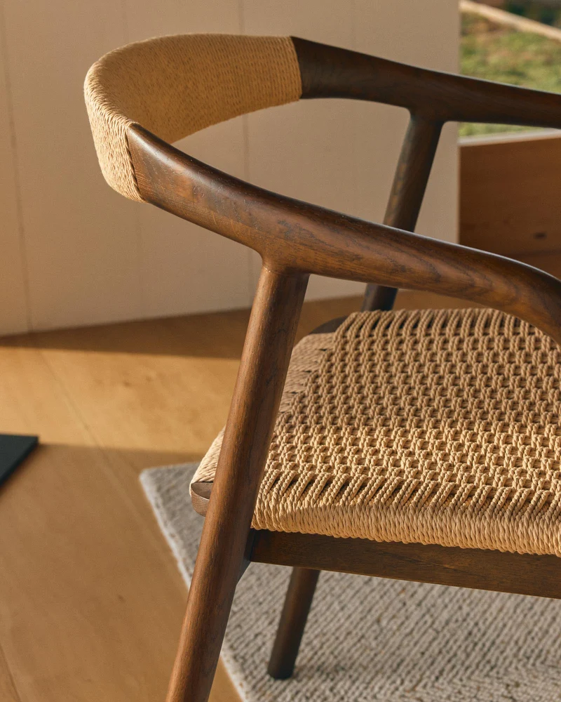 Stuhl Derile aus massivem Eichenholz mit Nussbaum-Finish und beigem Papierseil FSC Mix Cre