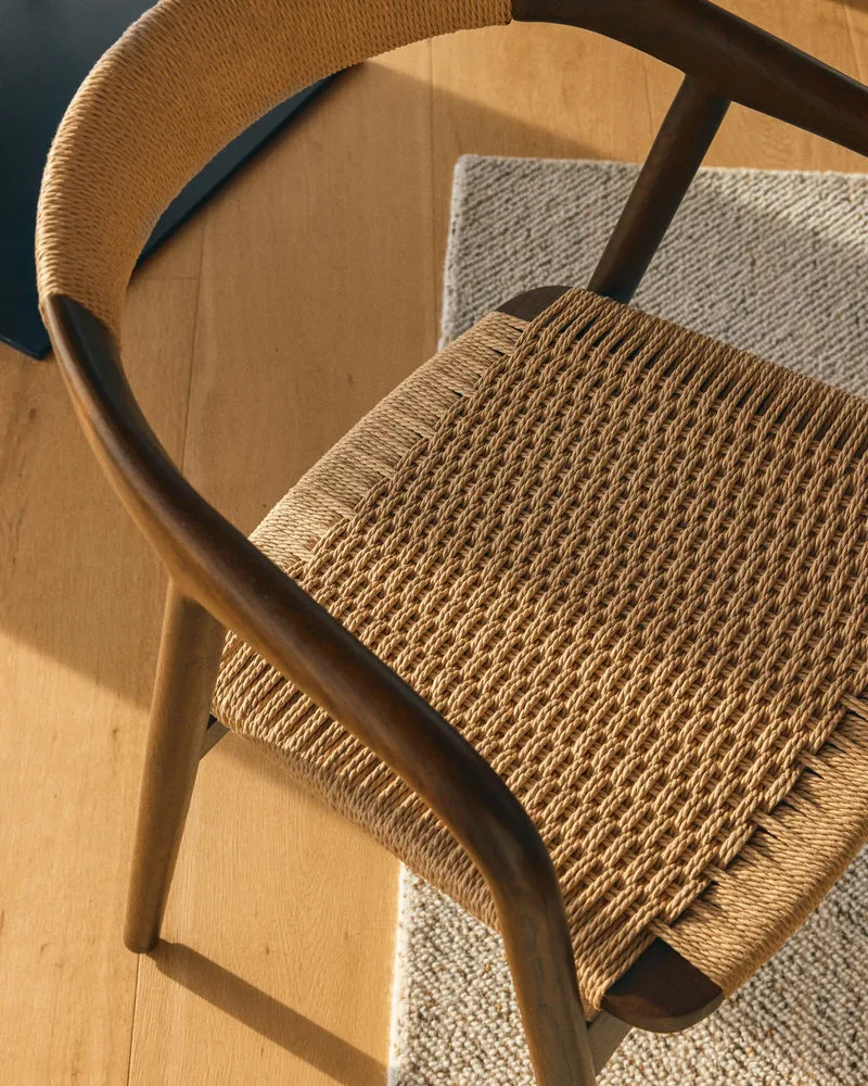 Stuhl Derile aus massivem Eichenholz mit Nussbaum-Finish und beigem Papierseil FSC Mix Cre