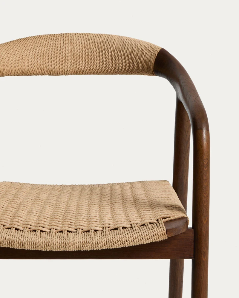 Stuhl Derile aus massivem Eichenholz mit Nussbaum-Finish und beigem Papierseil FSC Mix Cre