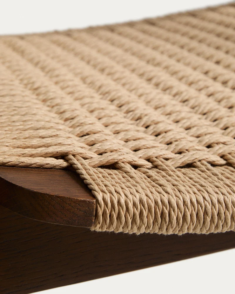 Stuhl Derile aus massivem Eichenholz mit Nussbaum-Finish und beigem Papierseil FSC Mix Cre