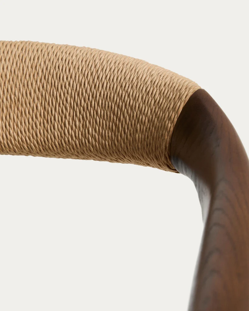 Stuhl Derile aus massivem Eichenholz mit Nussbaum-Finish und beigem Papierseil FSC Mix Cre
