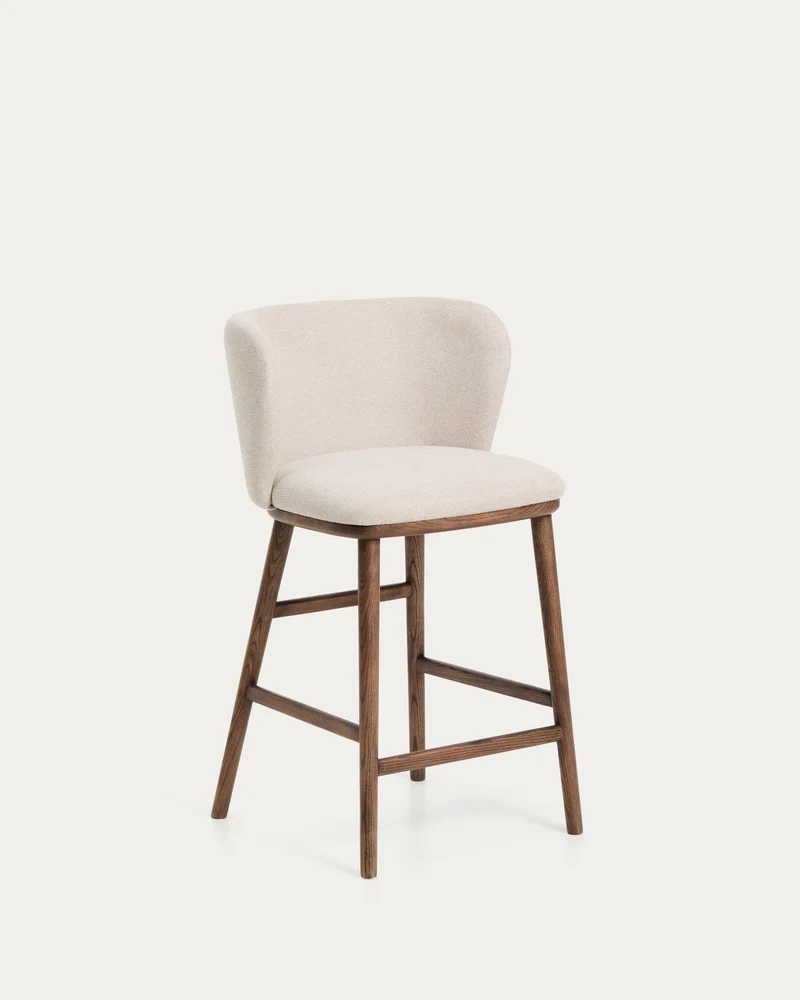 Hocker Ciselia in beiger Chenille mit Beinen aus massivem Eschenholz mit walnussholzfarben