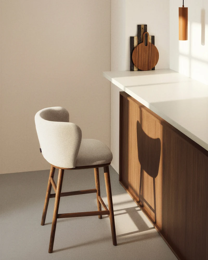 Hocker Ciselia in beiger Chenille mit Beinen aus massivem Eschenholz mit walnussholzfarben
