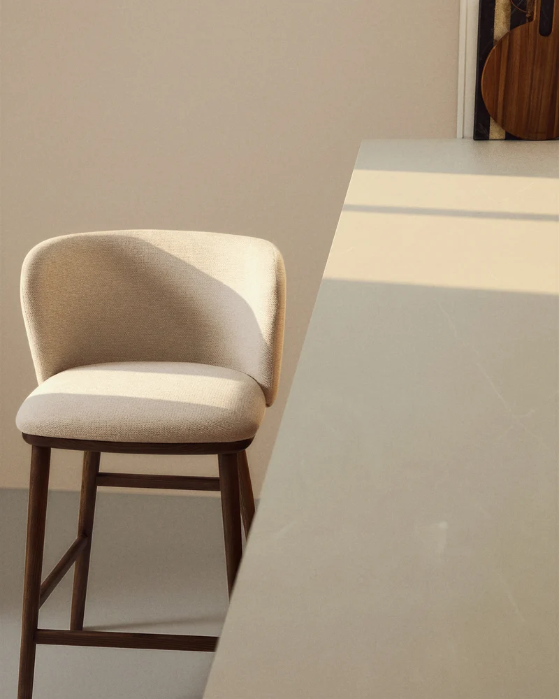 Hocker Ciselia in beiger Chenille mit Beinen aus massivem Eschenholz mit walnussholzfarben
