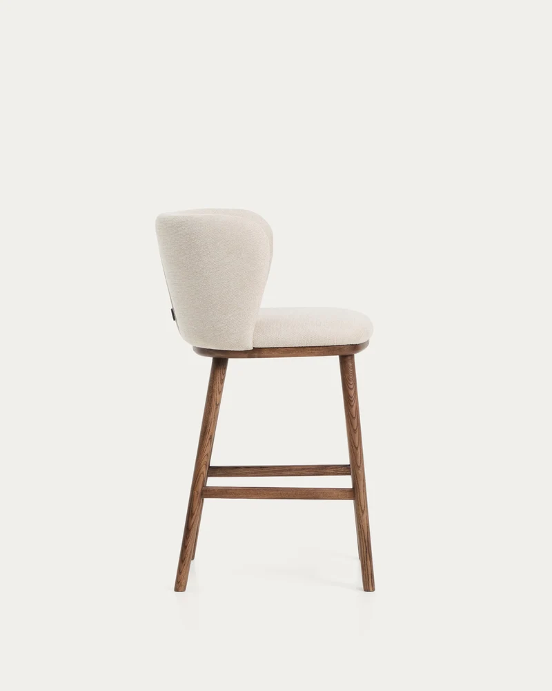 Hocker Ciselia in beiger Chenille mit Beinen aus massivem Eschenholz mit walnussholzfarben