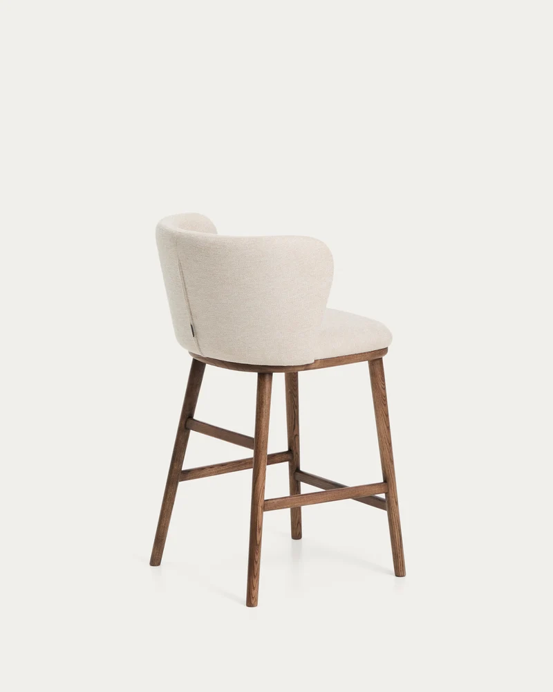 Hocker Ciselia in beiger Chenille mit Beinen aus massivem Eschenholz mit walnussholzfarben