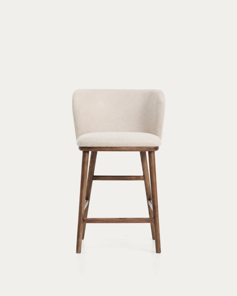 Hocker Ciselia in beiger Chenille mit Beinen aus massivem Eschenholz mit walnussholzfarben