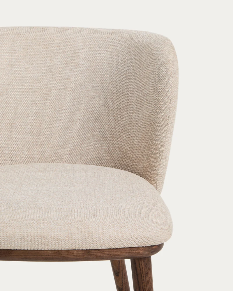 Hocker Ciselia in beiger Chenille mit Beinen aus massivem Eschenholz mit walnussholzfarben
