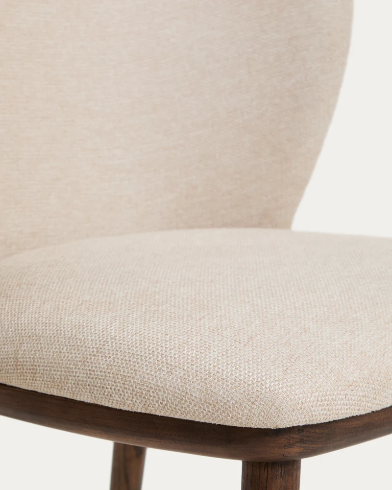 Hocker Ciselia in beiger Chenille mit Beinen aus massivem Eschenholz mit walnussholzfarben
