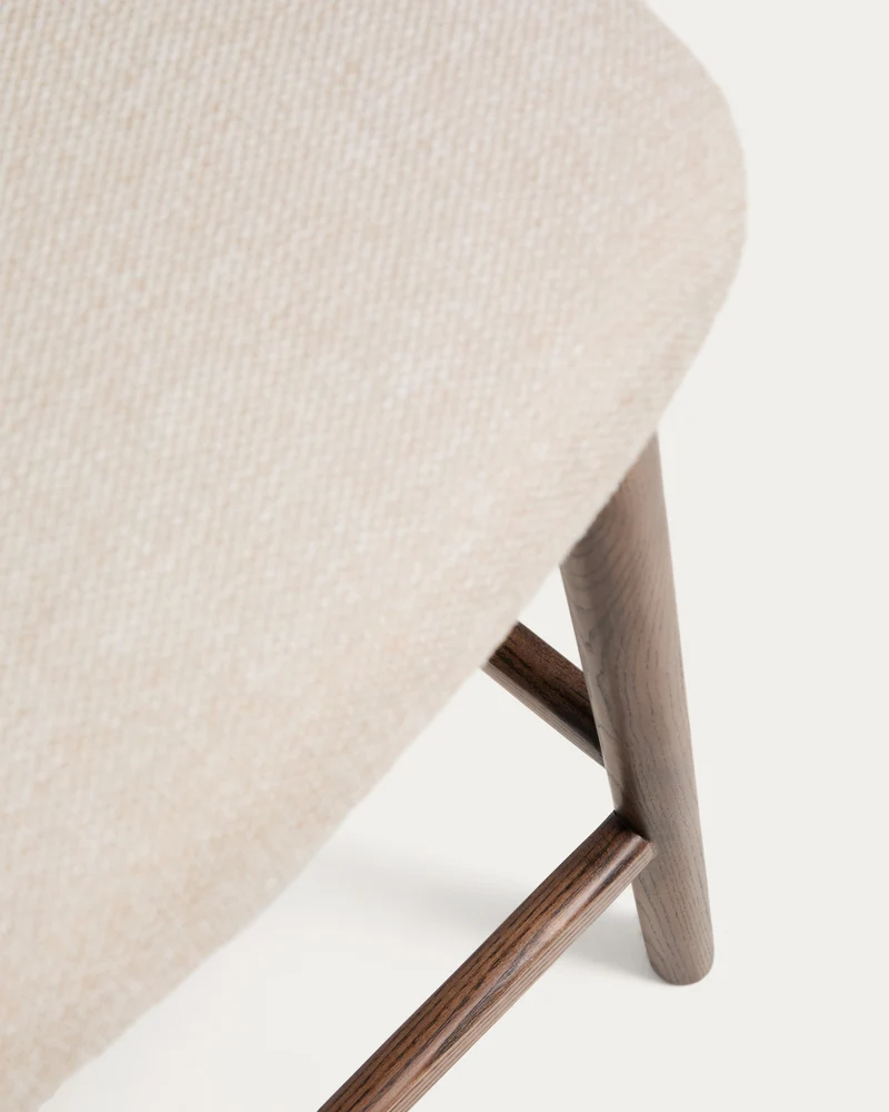 Hocker Ciselia in beiger Chenille mit Beinen aus massivem Eschenholz mit walnussholzfarben