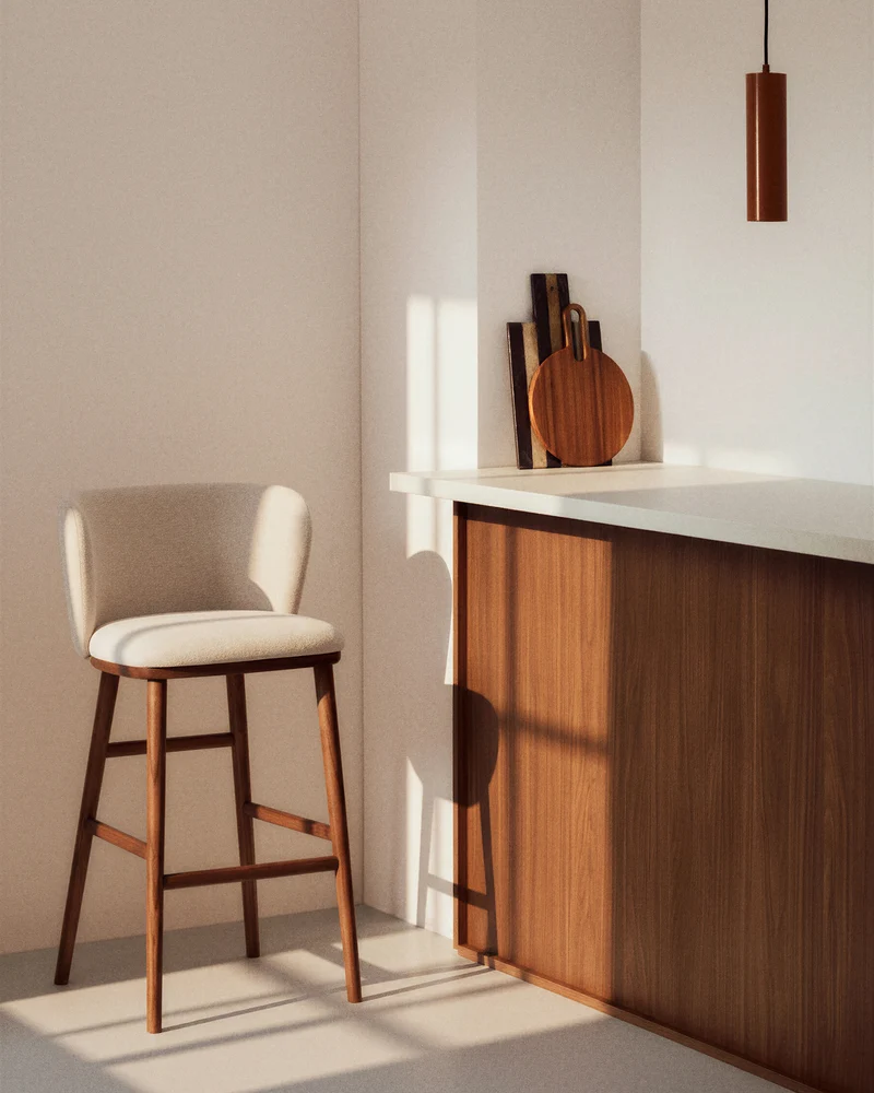 Hocker Ciselia in beiger Chenille mit Beinen aus massivem Eschenholz mit walnussholzfarben