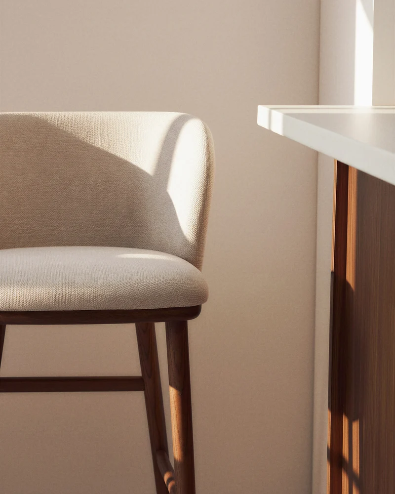 Hocker Ciselia in beiger Chenille mit Beinen aus massivem Eschenholz mit walnussholzfarben