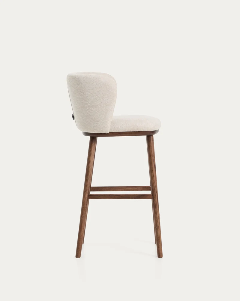 Hocker Ciselia in beiger Chenille mit Beinen aus massivem Eschenholz mit walnussholzfarben