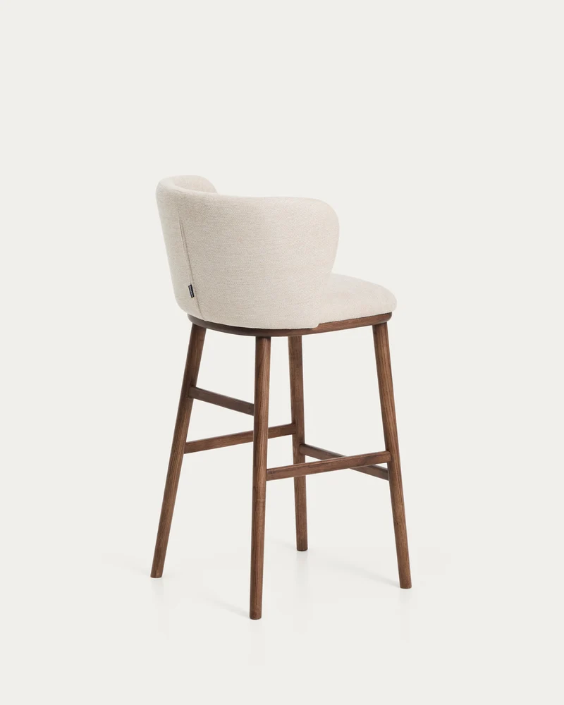Hocker Ciselia in beiger Chenille mit Beinen aus massivem Eschenholz mit walnussholzfarben