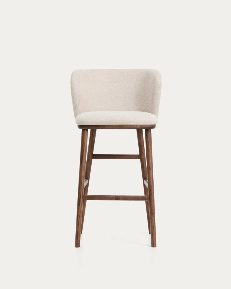 Hocker Ciselia in beiger Chenille mit Beinen aus massivem Eschenholz mit walnussholzfarben