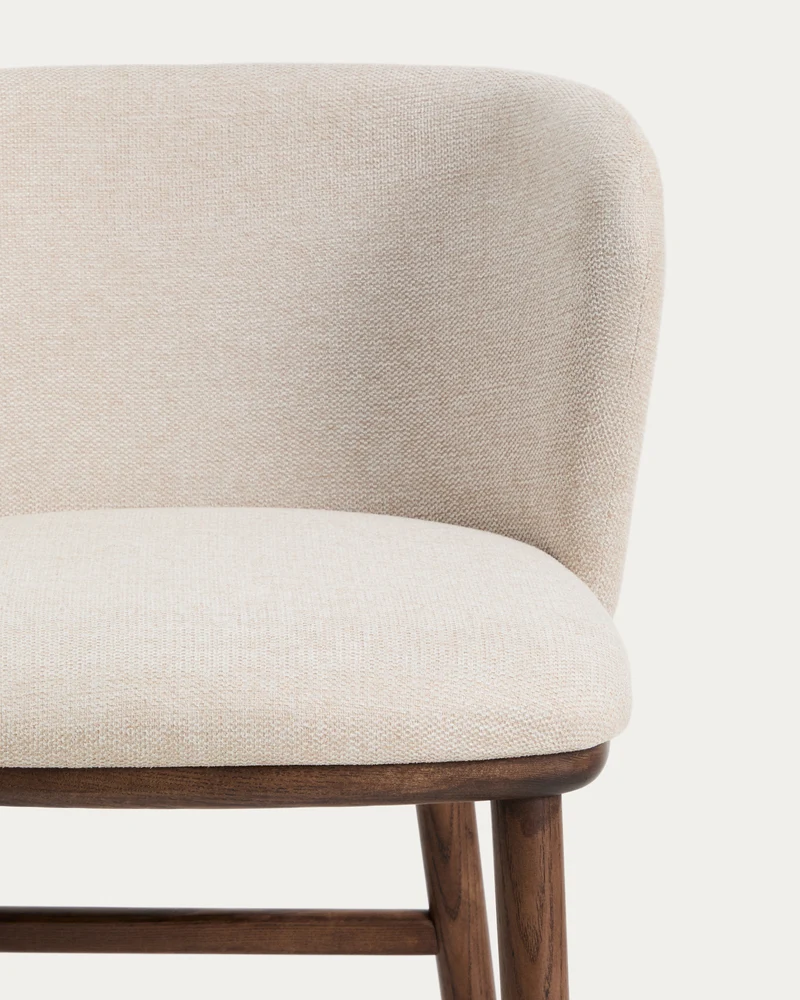Hocker Ciselia in beiger Chenille mit Beinen aus massivem Eschenholz mit walnussholzfarben
