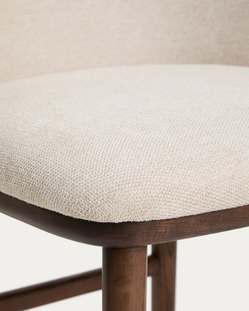 Hocker Ciselia in beiger Chenille mit Beinen aus massivem Eschenholz mit walnussholzfarben