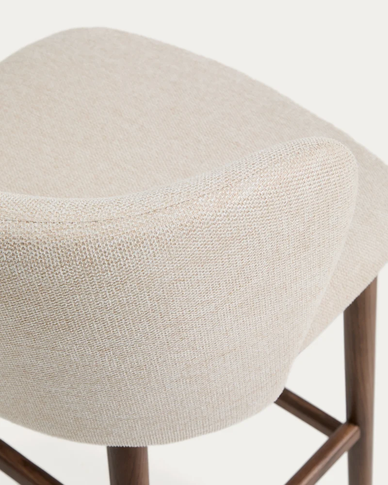 Hocker Ciselia in beiger Chenille mit Beinen aus massivem Eschenholz mit walnussholzfarben