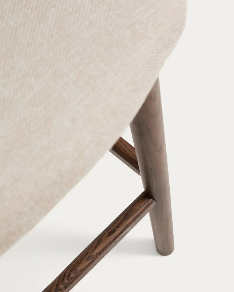 Hocker Ciselia in beiger Chenille mit Beinen aus massivem Eschenholz mit walnussholzfarben
