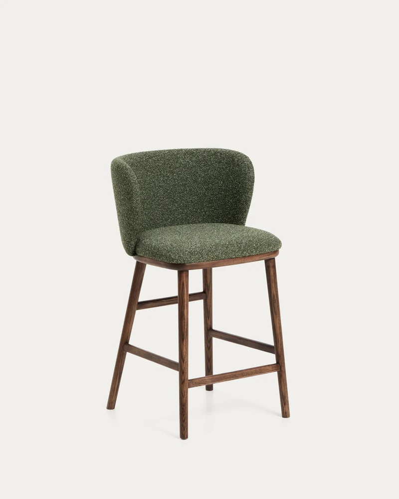 Hocker Ciselia in dicker, dunkelgrüner Chenille mit Beinen aus massivem Eschenholz mit wal