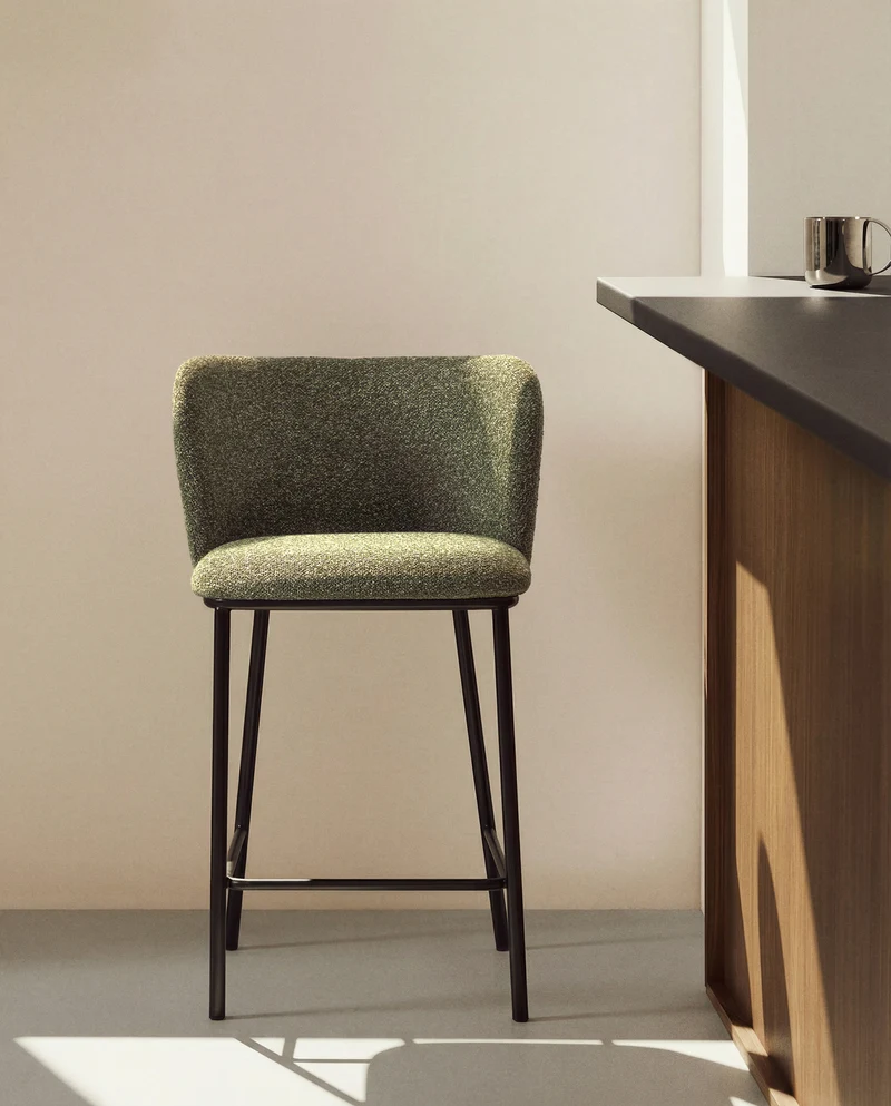 Hocker Ciselia in dicker, dunkelgrüner Chenille mit Stahlbeinen mit schwarzem Finish, FSC