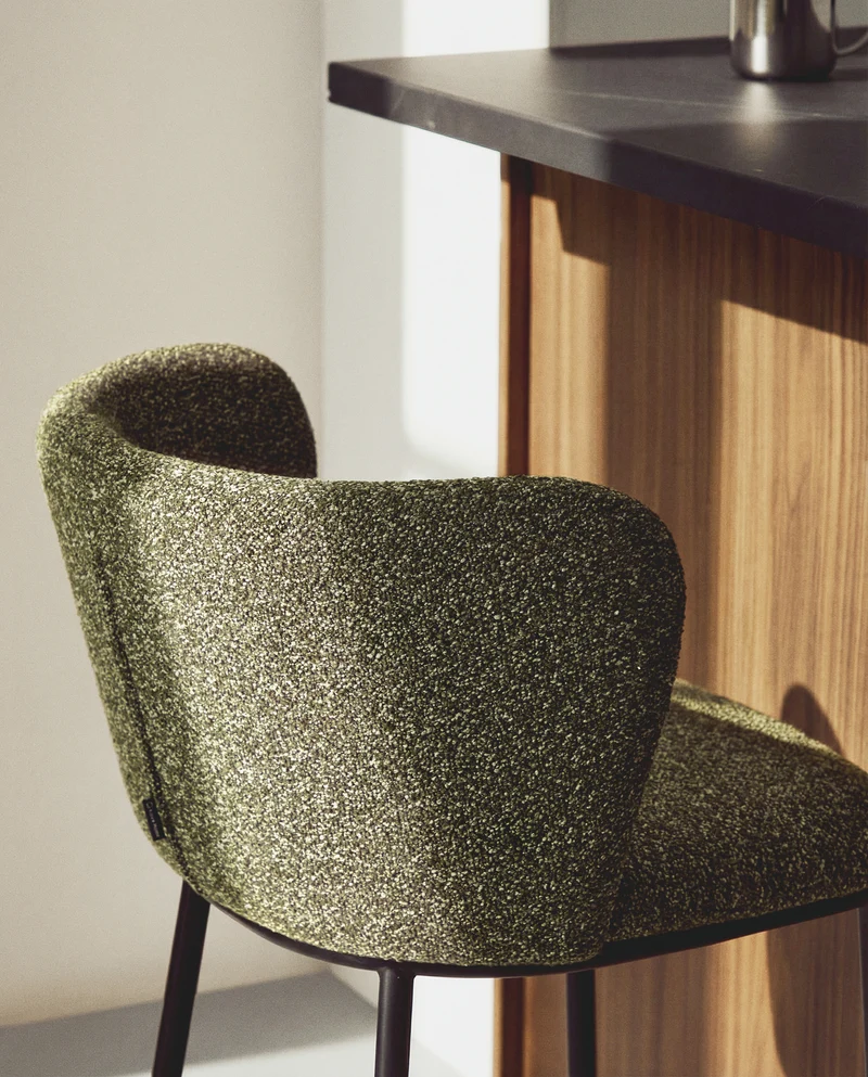 Hocker Ciselia in dicker, dunkelgrüner Chenille mit Stahlbeinen mit schwarzem Finish, FSC