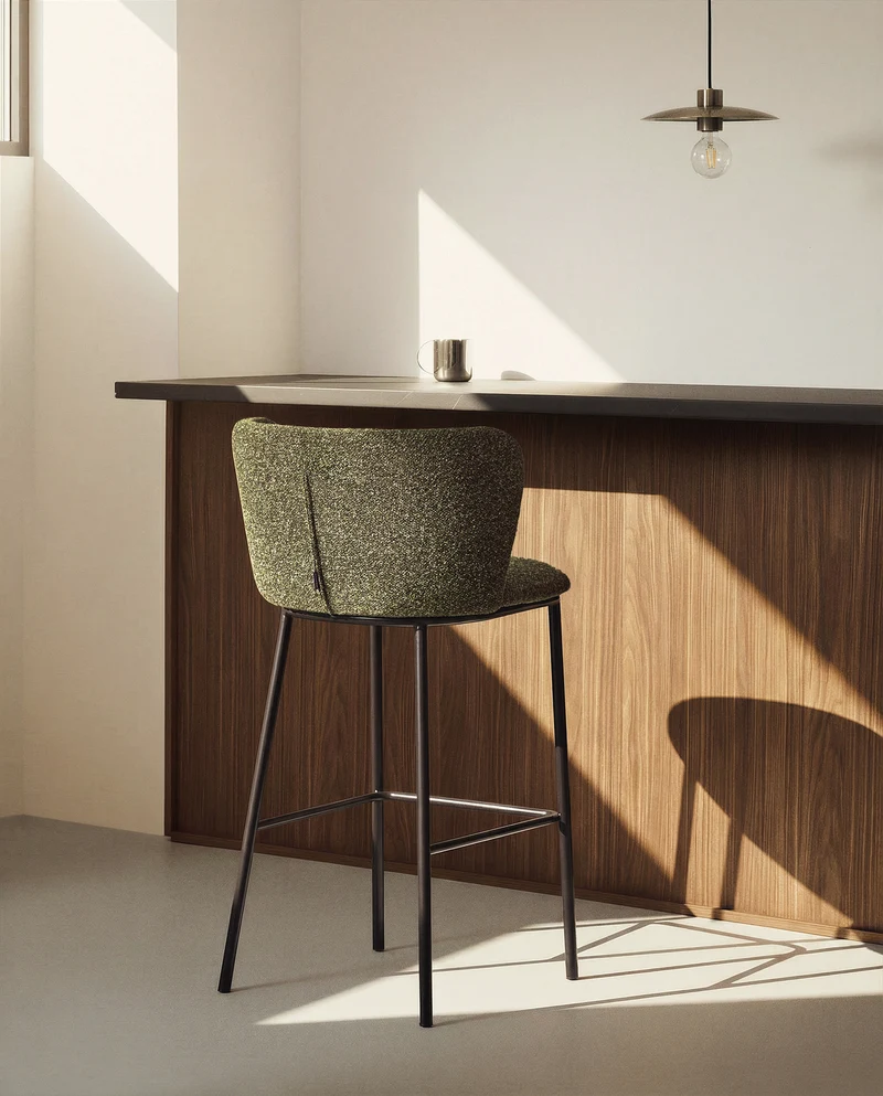 Hocker Ciselia in dicker, dunkelgrüner Chenille mit Stahlbeinen mit schwarzem Finish, FSC