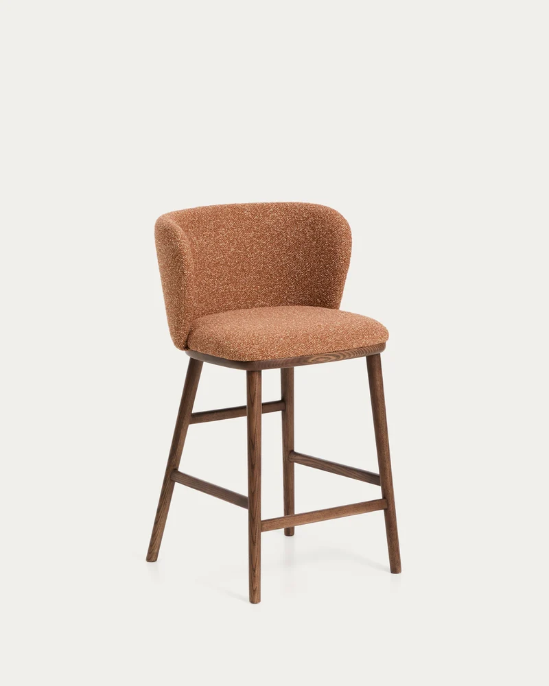 Hocker Ciselia in dicker, terrakottafarbener Chenille mit Beinen aus massivem Eschenholz m