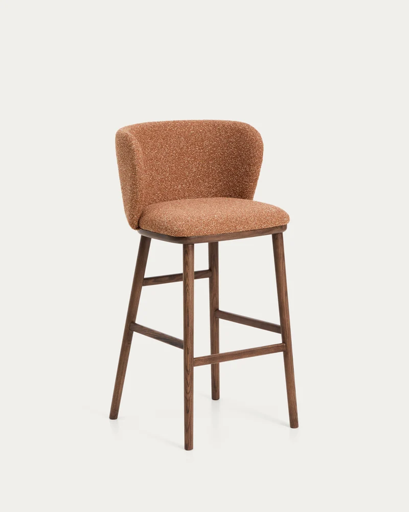 Hocker Ciselia in dicker, terrakottafarbener Chenille mit Beinen aus massivem Eschenholz m