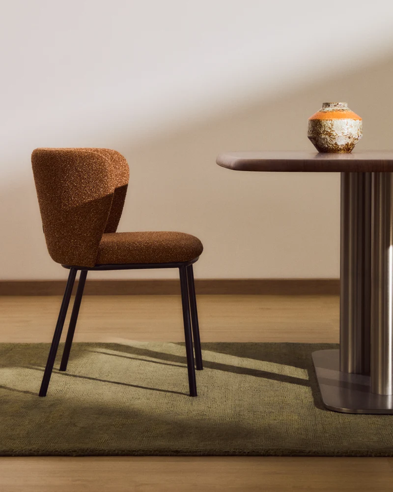 Stuhl Ciselia in dicker, terrakottafarbener Chenille mit Stahlbeinen mit schwarzem Finish,