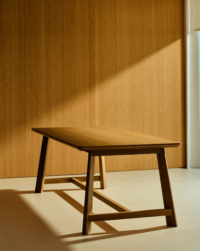 Tisch Idun aus furniertem und massivem Eichenholz mit Finish in natürlichem Farbton FSC Mi