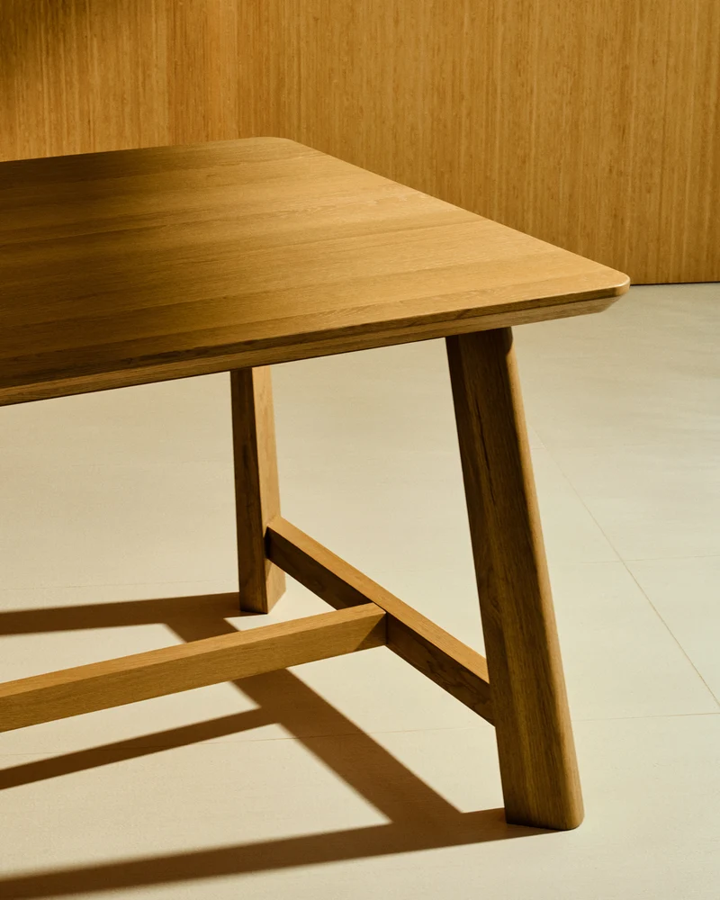Tisch Idun aus furniertem und massivem Eichenholz mit Finish in natürlichem Farbton FSC Mi