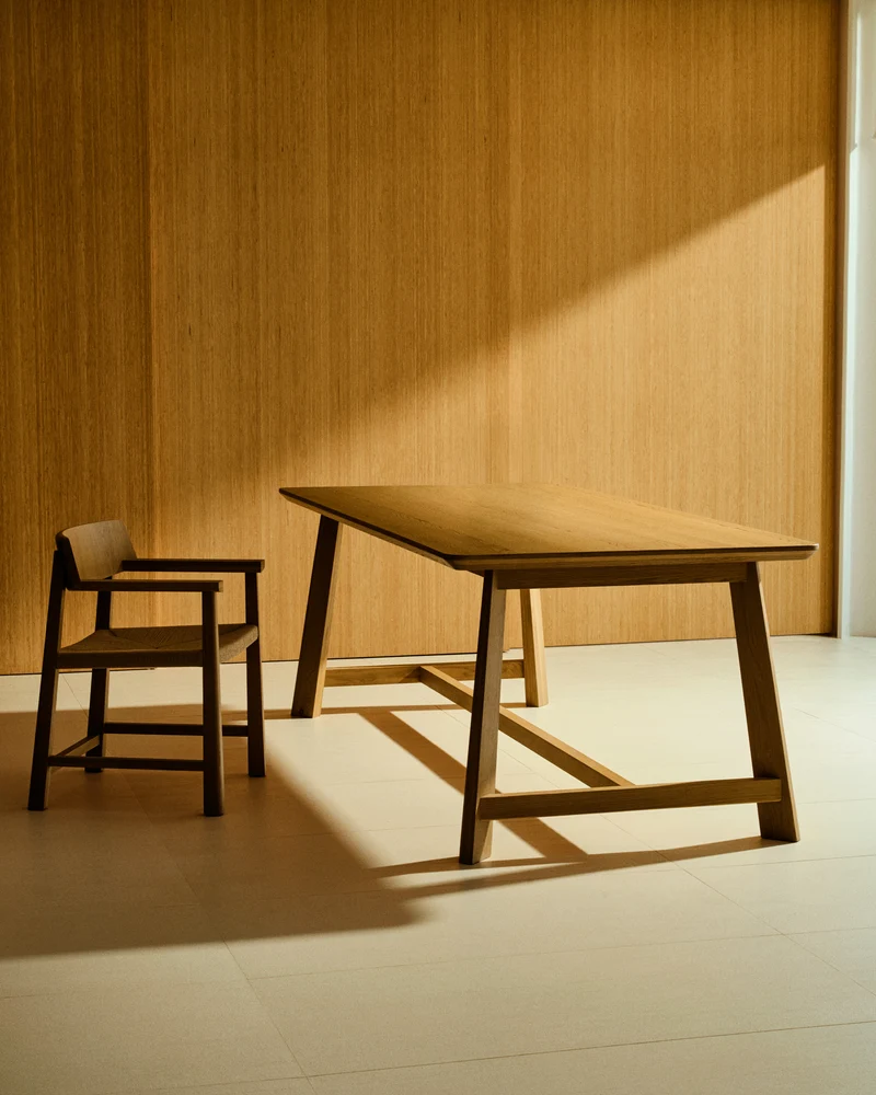 Tisch Idun aus furniertem und massivem Eichenholz mit Finish in natürlichem Farbton FSC Mi