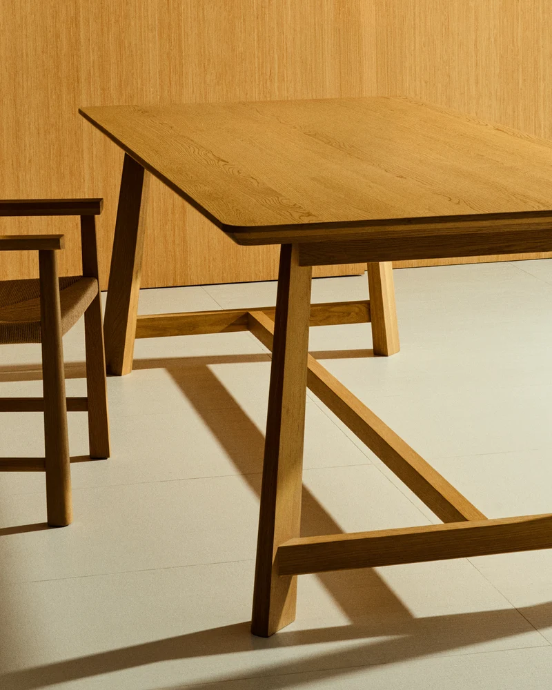 Tisch Idun aus furniertem und massivem Eichenholz mit Finish in natürlichem Farbton FSC Mi
