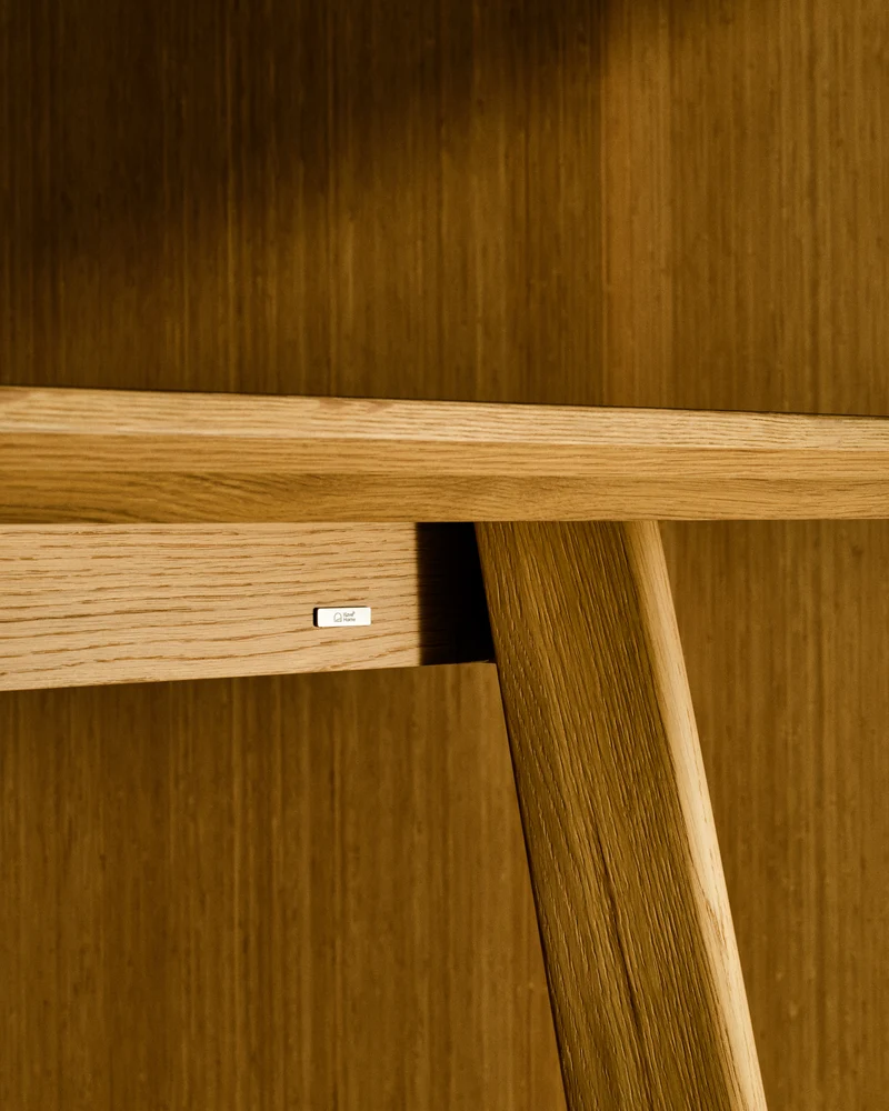 Tisch Idun aus furniertem und massivem Eichenholz mit Finish in natürlichem Farbton FSC Mi