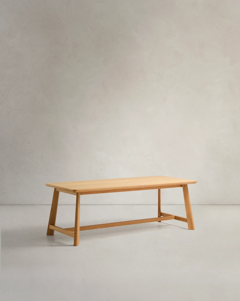 Tisch Idun aus furniertem und massivem Eichenholz mit Finish in natürlichem Farbton FSC Mi