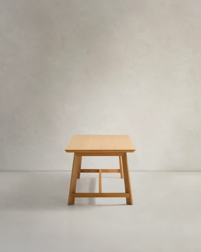 Tisch Idun aus furniertem und massivem Eichenholz mit Finish in natürlichem Farbton FSC Mi