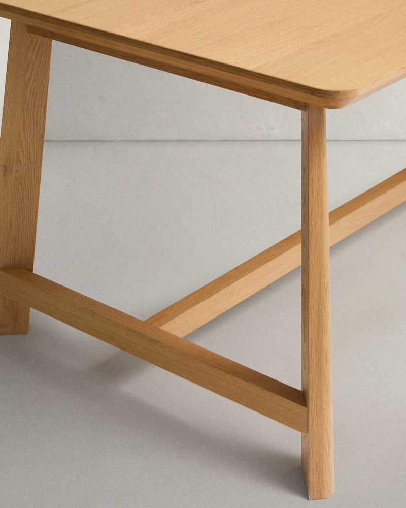 Tisch Idun aus furniertem und massivem Eichenholz mit Finish in natürlichem Farbton FSC Mi
