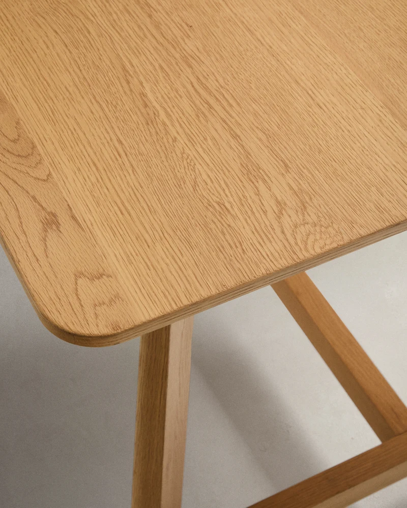 Tisch Idun aus furniertem und massivem Eichenholz mit Finish in natürlichem Farbton FSC Mi