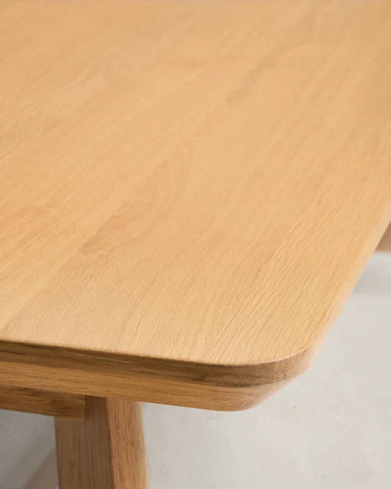 Tisch Idun aus furniertem und massivem Eichenholz mit Finish in natürlichem Farbton FSC Mi