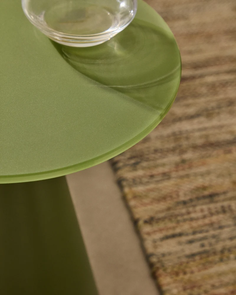 Wilshire Beistelltisch aus glasiertem gehärteten Glas und Stahl matt grün lackiert Ø30 cm